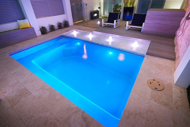 4.2mx2.6m-Billabong-slimline-plunge-pool-1